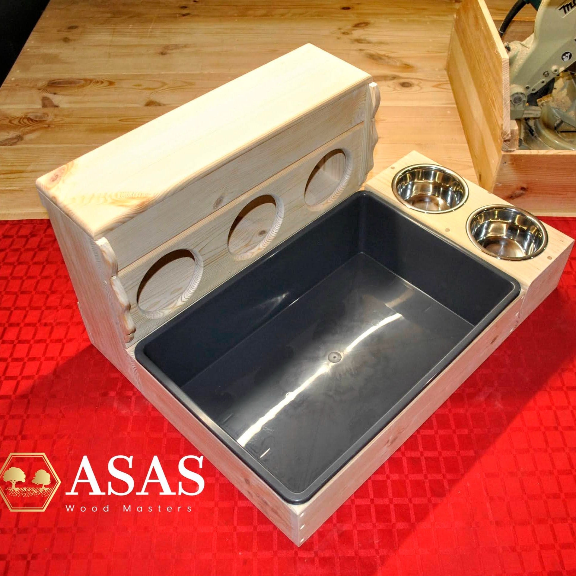 litter box with hay feeder and food bowls
